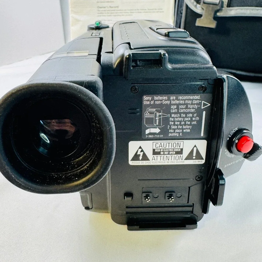 Sony Handycam Video Hi8 CCD-TR600 Camcorder 24x Zoom SteadyShot Bundle Case